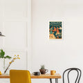 Affiche rétro « Soirée Swing », vert et ocre, petit visuel au mur au-dessus d’une table et de chaises.