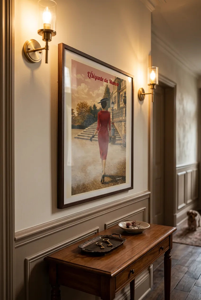 Affiche L'Élégante du manoir encadrée dans une entrée classique à l'éclairage chaud