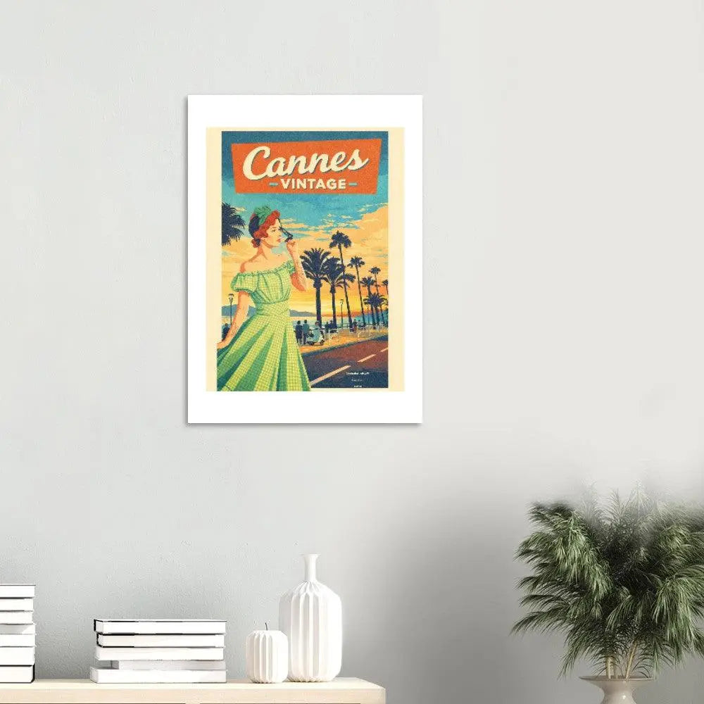 Affiche rétro « Cannes VINTAGE », femme en robe verte, au mur au-dessus de livres et de vases blancs.