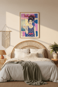 Affiche style pop art d'une femme avec casque et cocktail dans une chambre bohème.