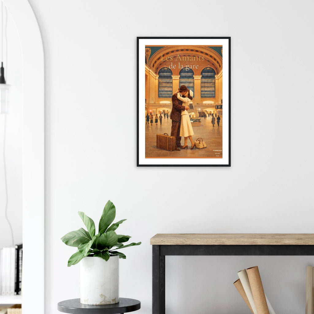 	Affiche rétro « Les Amants de la gare » aux tons dorés, cadre noir sur mur clair au-dessus d’une console.