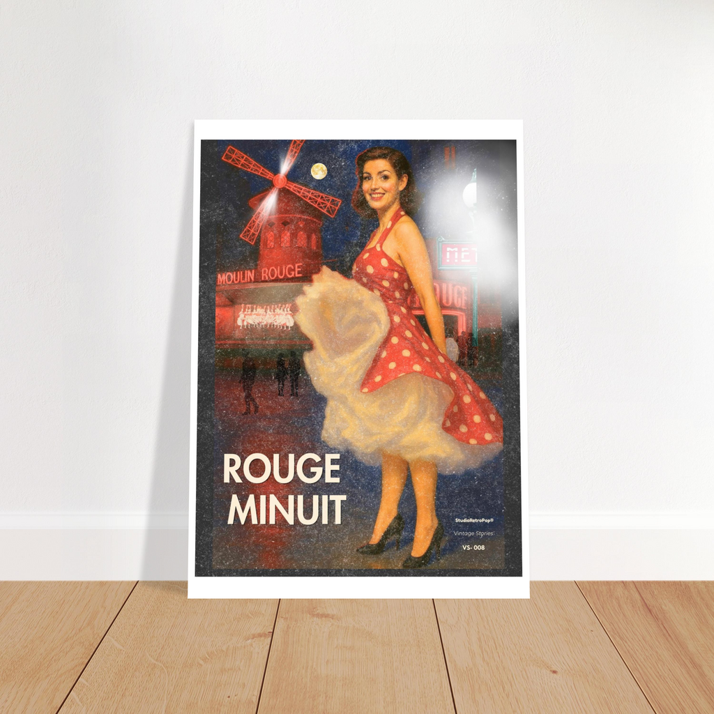 Affiche Rouge Minuit posée au sol – décoration intérieure rétro chic, pin-up Moulin Rouge, impression HD papier FSC® – StudioRetroPop®