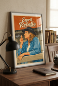 Affiche rétro orange et bleue « Esprit Rebelle », posée sur un bureau en bois avec une lampe noire