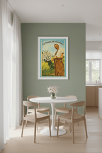 Affiche Le temps du bonheur dans une cuisine-salle à manger scandinave mur vert sauge, table ronde blanche, chaises bois, vase de marguerites, lumière matinée — StudioRetroPop®