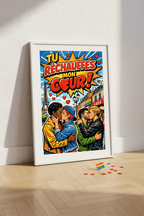 Affiche Tu réchauffes mon cœur posée sur parquet bois clair, flat lay avec drapeau arc-en-ciel et confettis cœur rouges, lumière naturelle — StudioRetroPop®