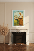 Affiche Le temps du bonheur encadrée dans un salon parisien, cheminée marbre, parquet chevrons, herbes de pampa, lumière dorée — StudioRetroPop®