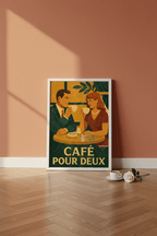 Affiche Café pour Deux posée sur parquet chêne, flat lay avec tasse espresso et rose blanche, lumière matinée chaude — StudioRetroPop®