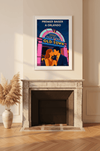 Affiche Premier baiser à Orlando encadrée dans un salon parisien, cheminée marbre, parquet chevrons, herbes de pampa, lumière dorée — StudioRetroPop®