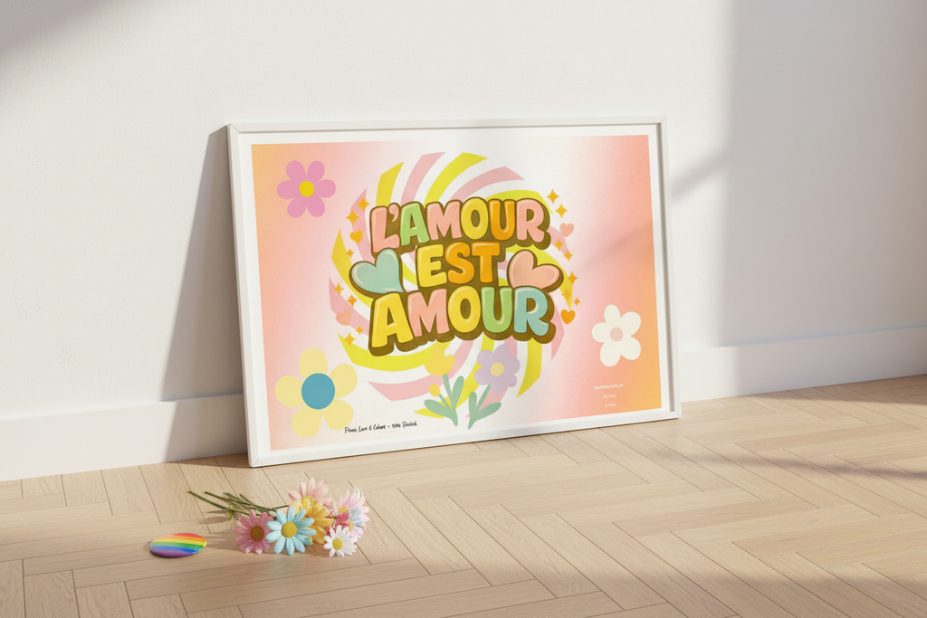 Affiche L’amour est amour posée sur parquet bois clair, flat lay avec pin arc-en-ciel et marguerites colorées, lumière naturelle — StudioRetroPop®