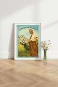 Affiche Le temps du bonheur posée sur parquet bois clair, flat lay avec bouquet de marguerites fraîches dans un vase en verre, lumière naturelle — StudioRetroPop®