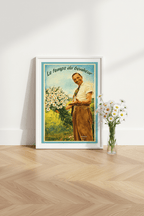 Affiche Le temps du bonheur posée sur parquet bois clair, flat lay avec bouquet de marguerites fraîches dans un vase en verre, lumière naturelle — StudioRetroPop®